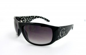 Charmantes lunettes de soleil Guess enfant